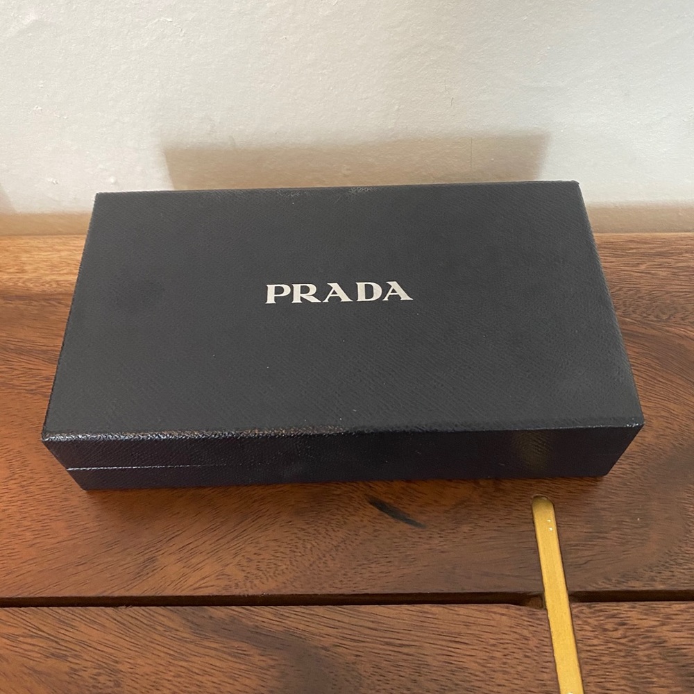 Prade wallet box